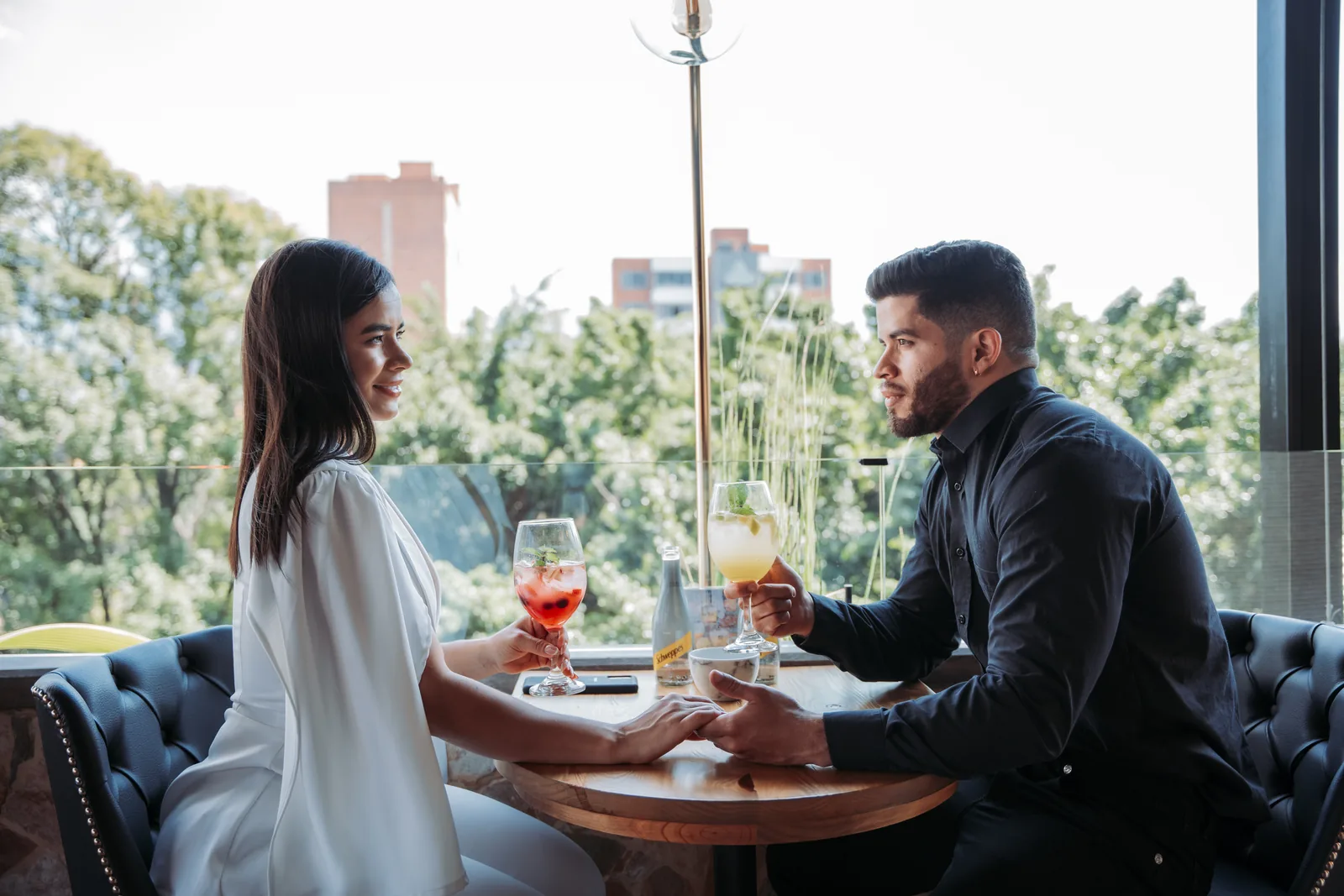 Pareja disfrutando gastronomía con vista a Laureles en Living by Armóniko