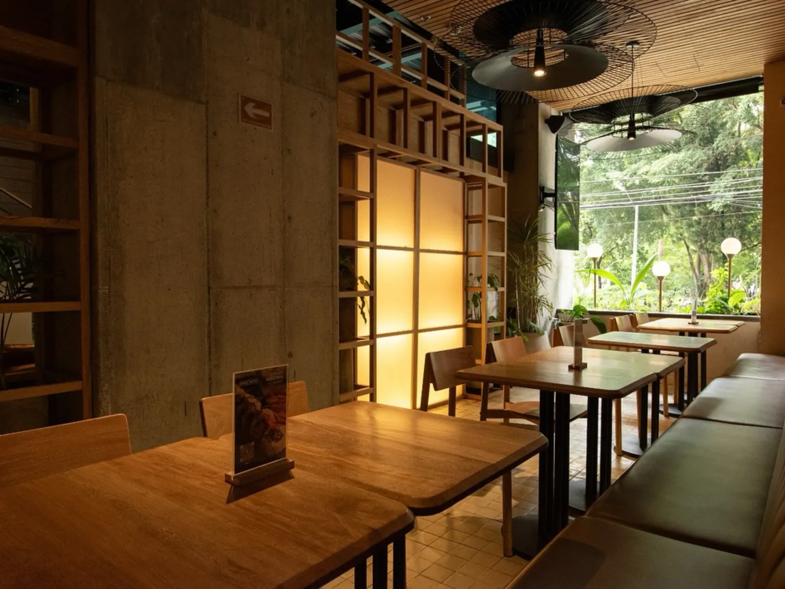 Interior de 123 Wok con diseño en madera