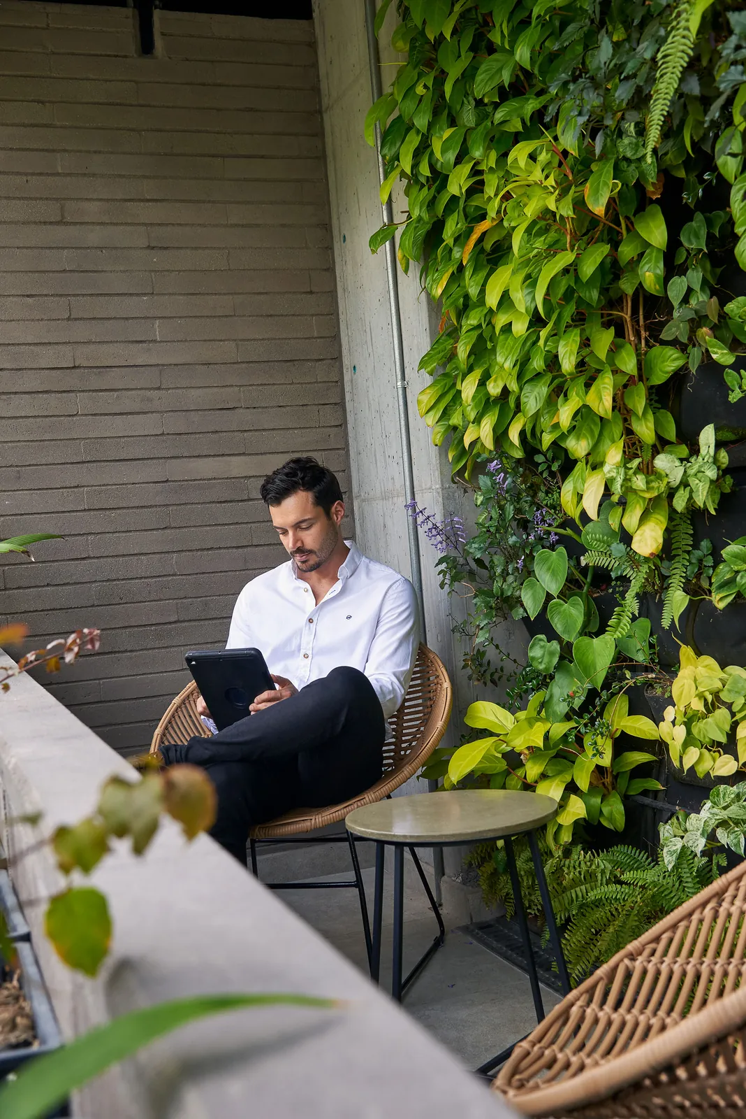 Espacio para trabajar en balcón con jardín vertical