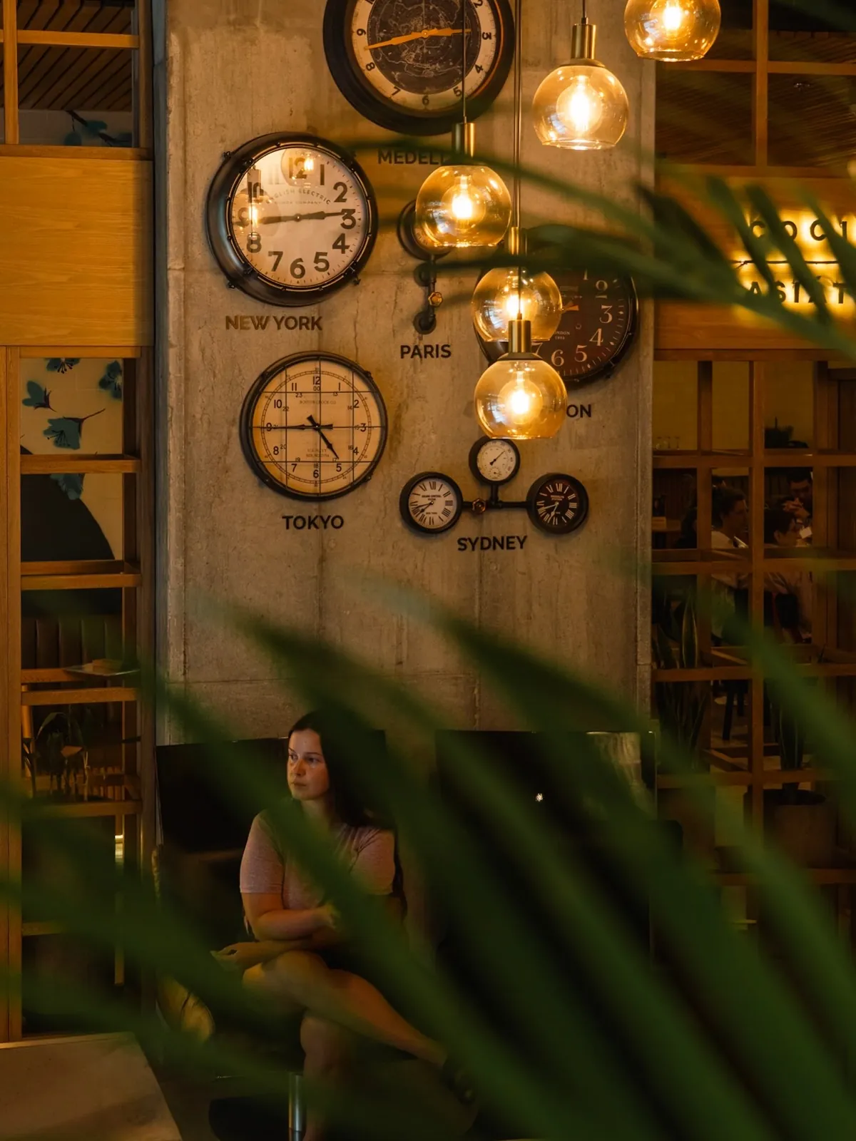 Lobby con relojes de ciudades del mundo en Living by Armóniko