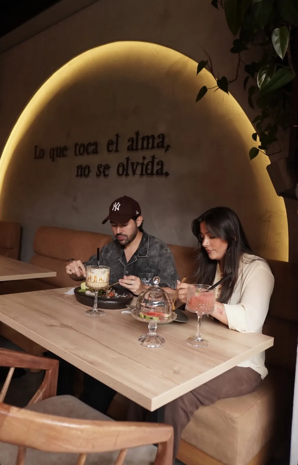 Pareja en el restaurante junto al mural lo que toca el alma no se olvida