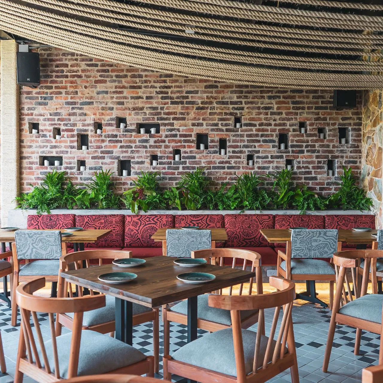 Restaurante con pared de ladrillo y diseño de autor