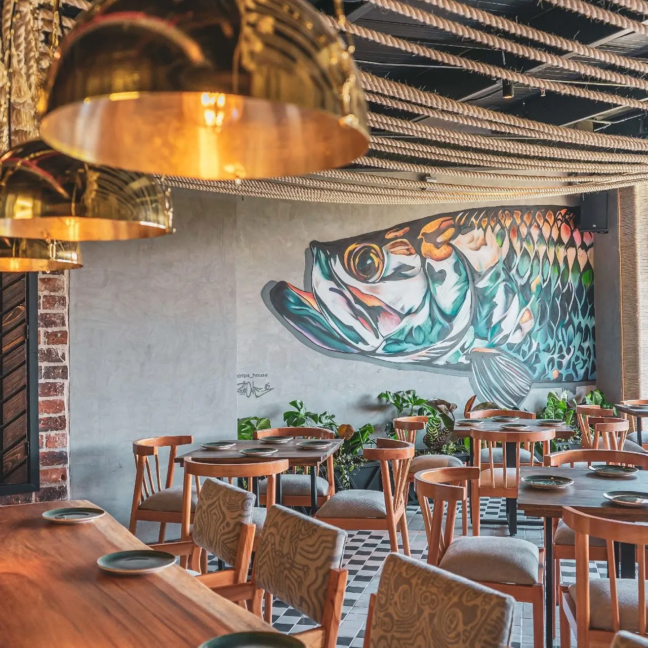 Restaurante Rocoto con mural de pez en Living by Armóniko