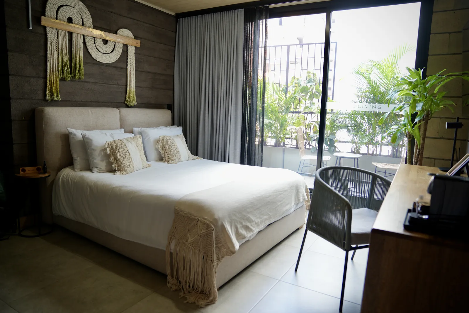 Suite con cama, balcón y plantas naturales