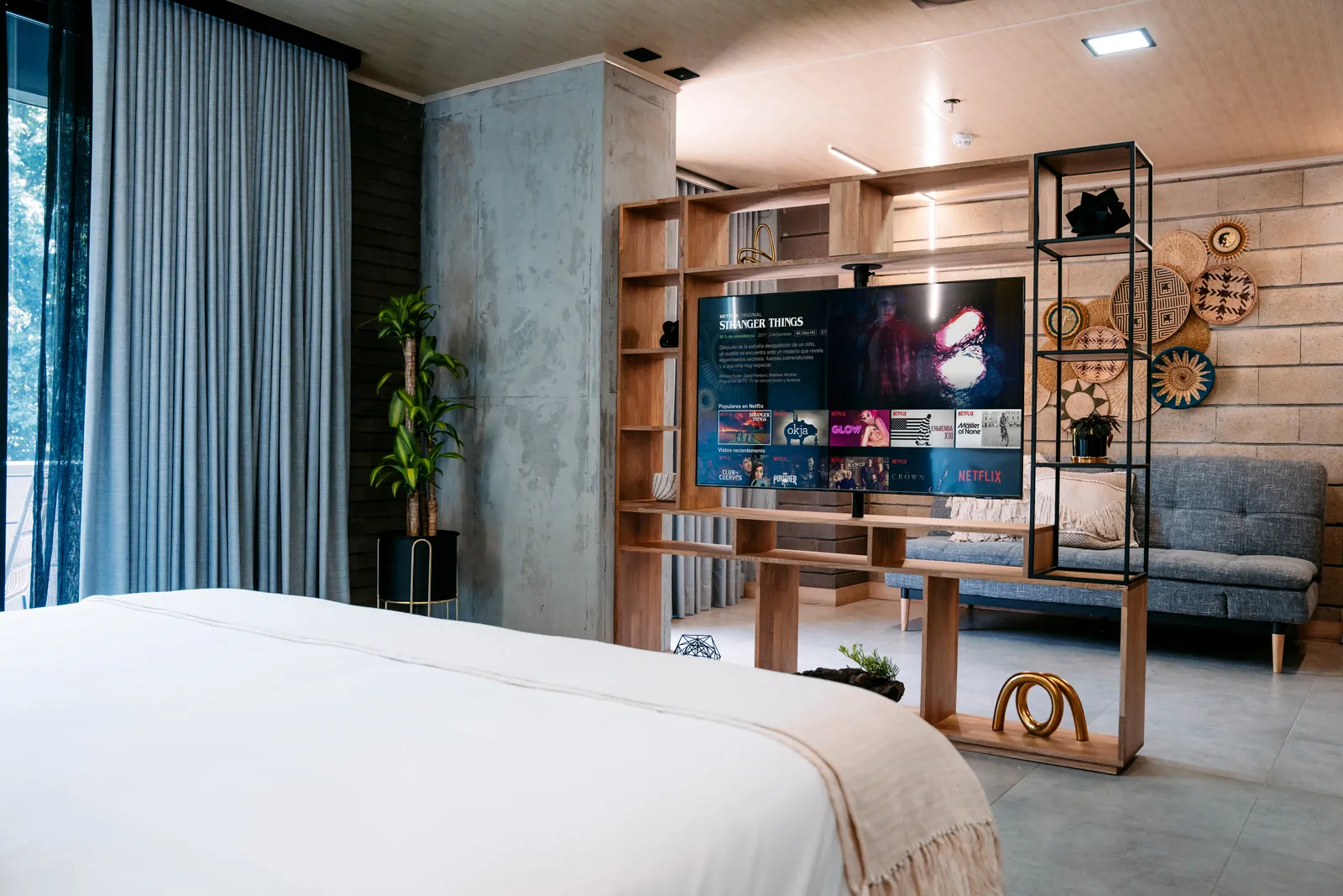 Suite con cama, TV, sala de estar y balcón