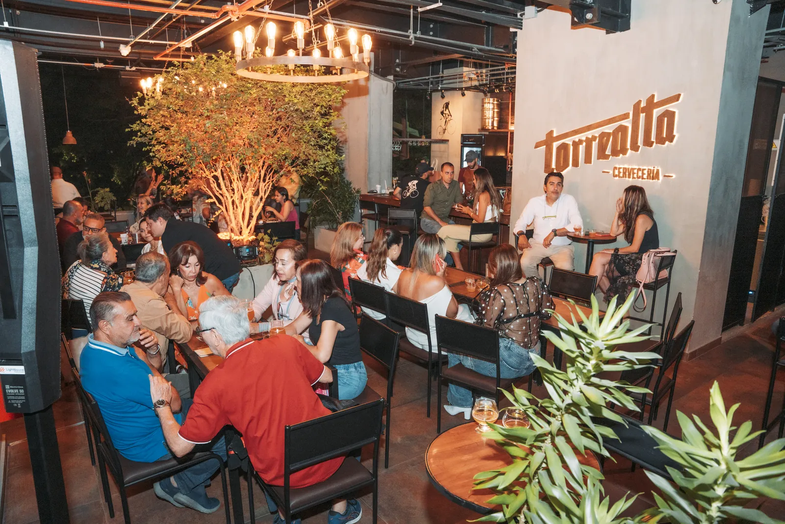 Ambiente social en Torrealta Cervecería