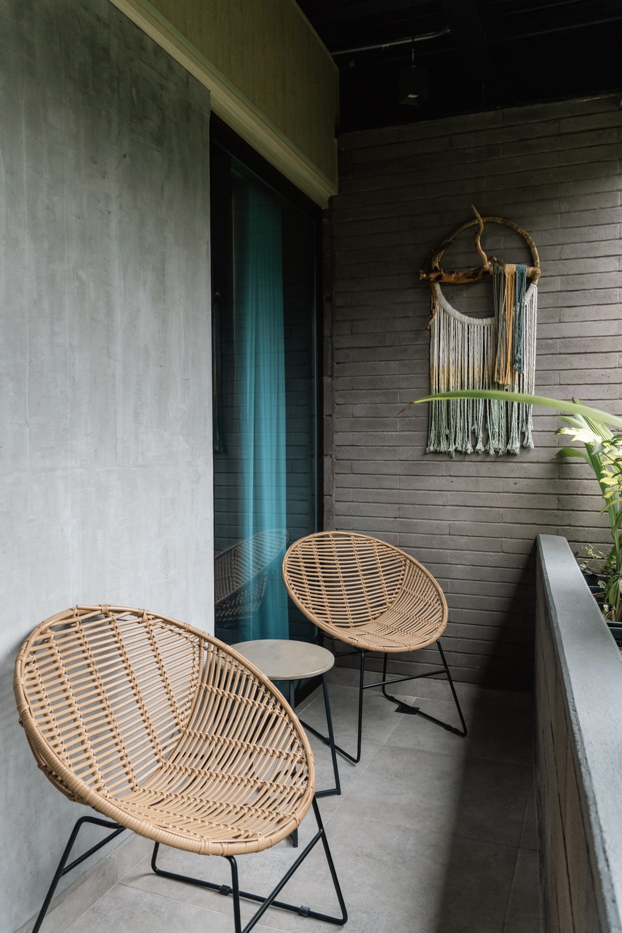 Balcón con dos sillas ratan y macramé azul