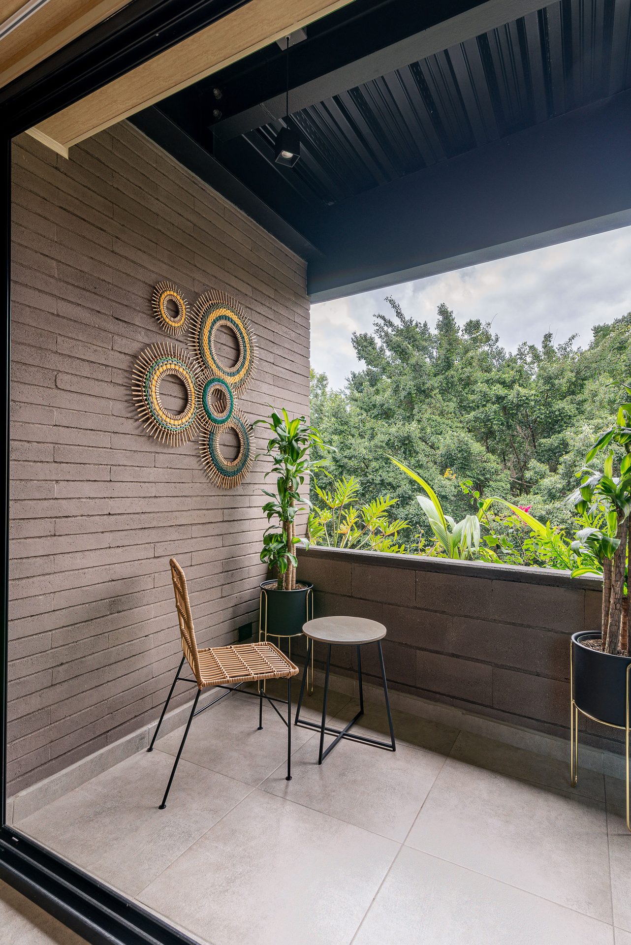 Balcón con decoración natural