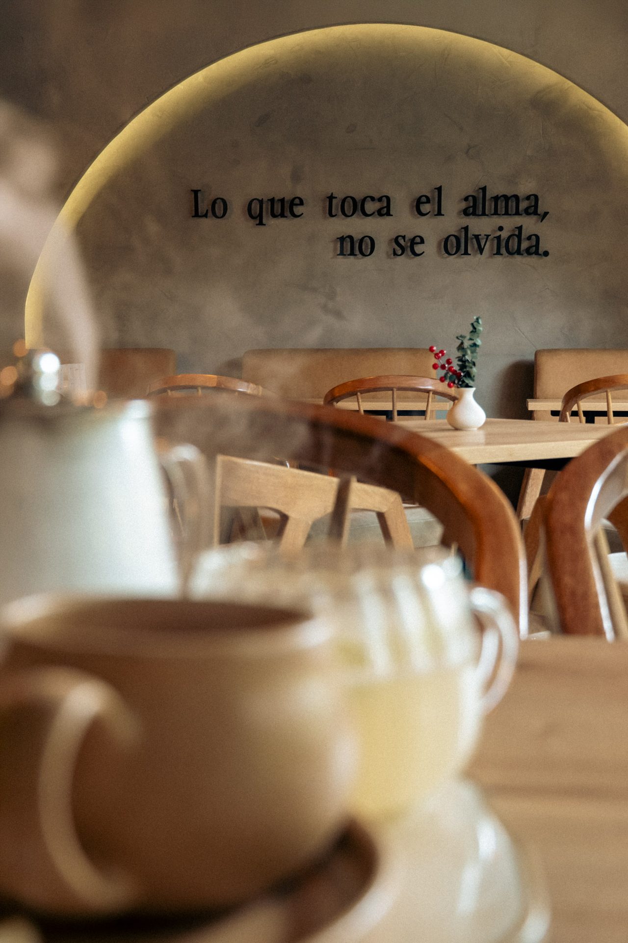 Interior Botswana con mural inspiracional