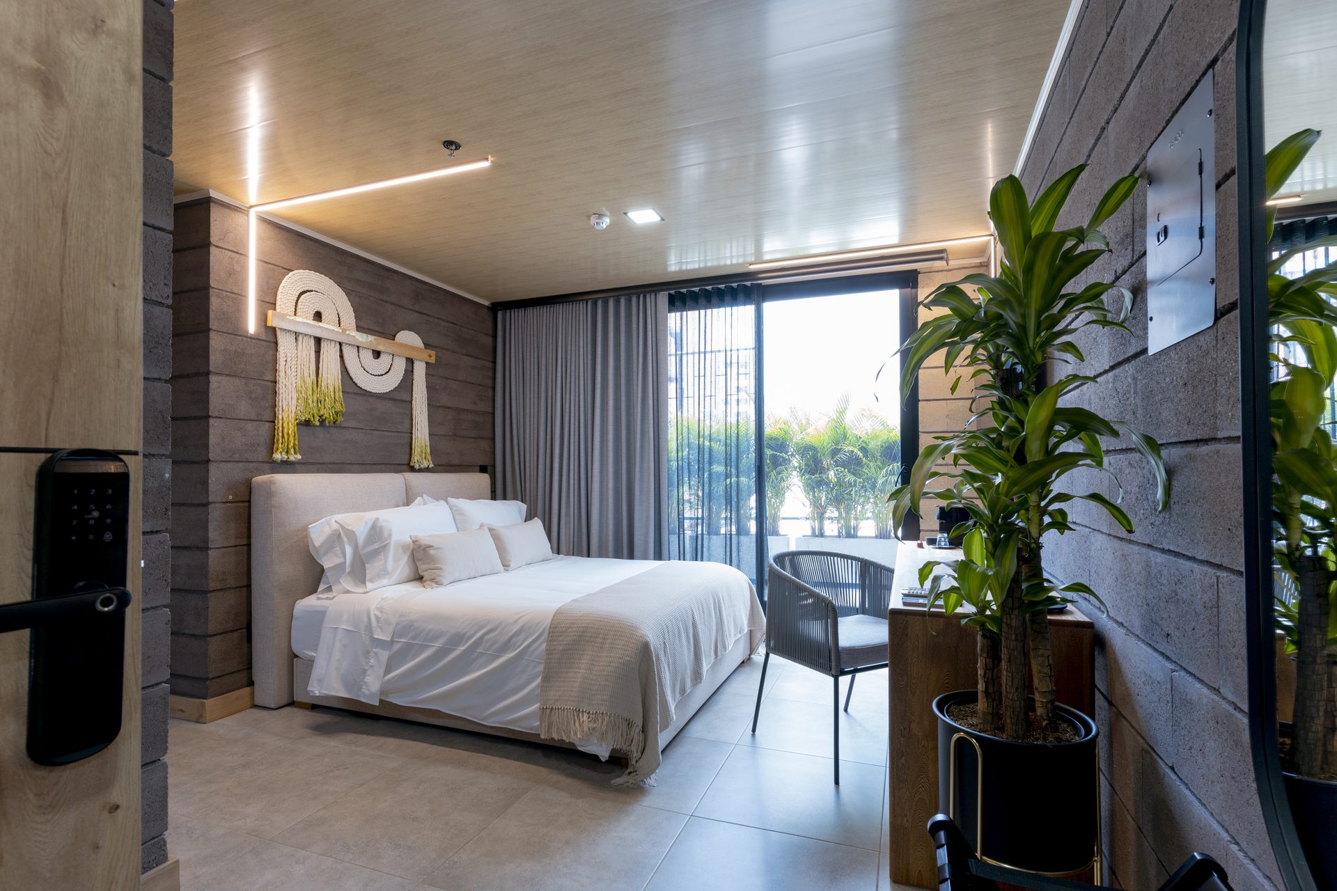 Habitación 305 con cama King y balcón