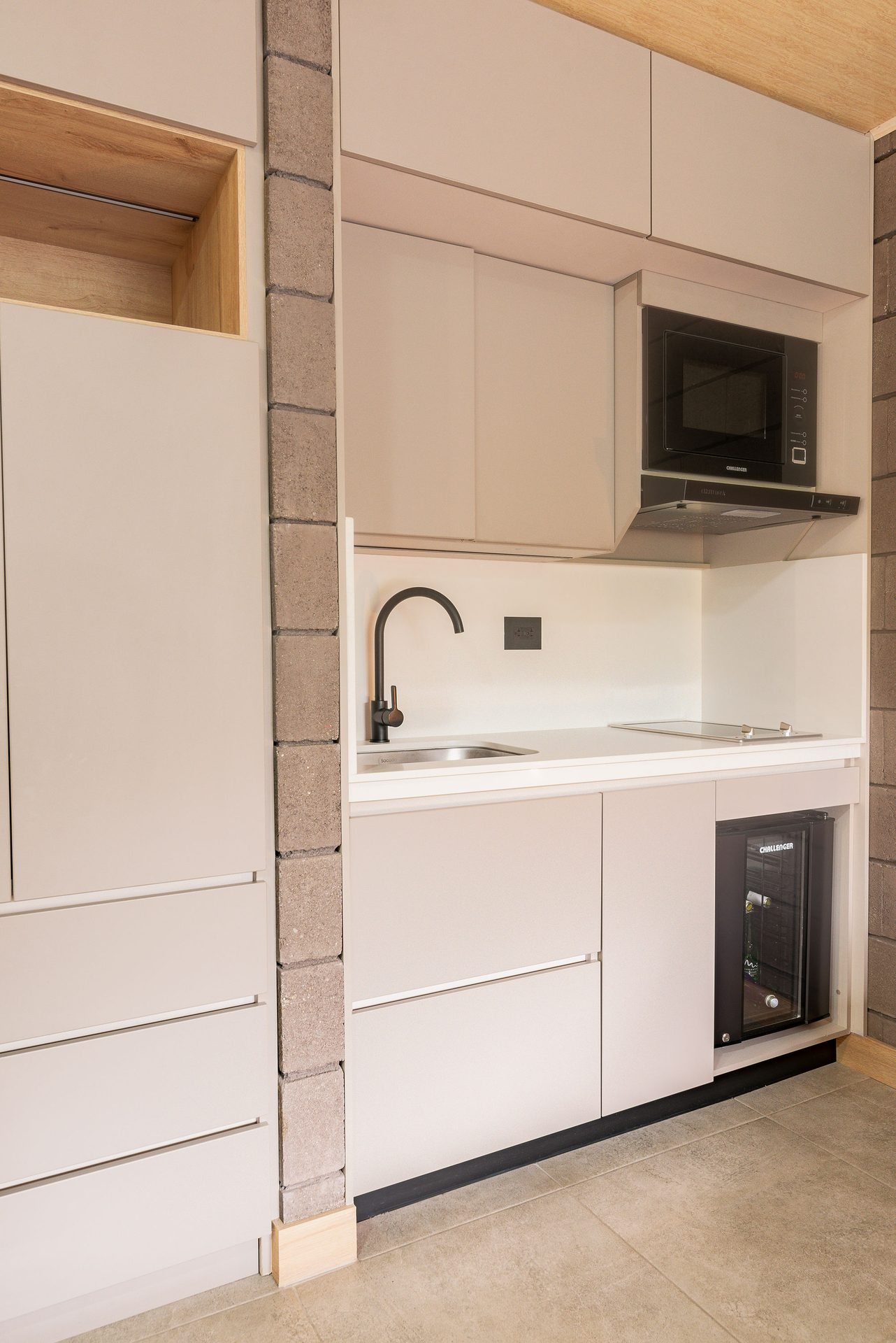 Cocina integrada con encimera blanca