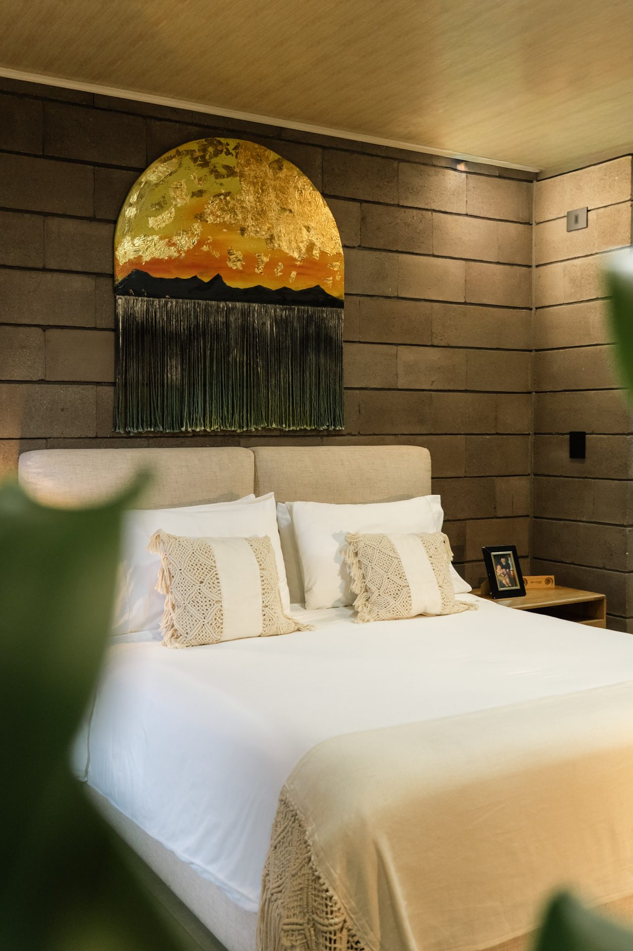 Habitación Luna con cama King y arte dorado