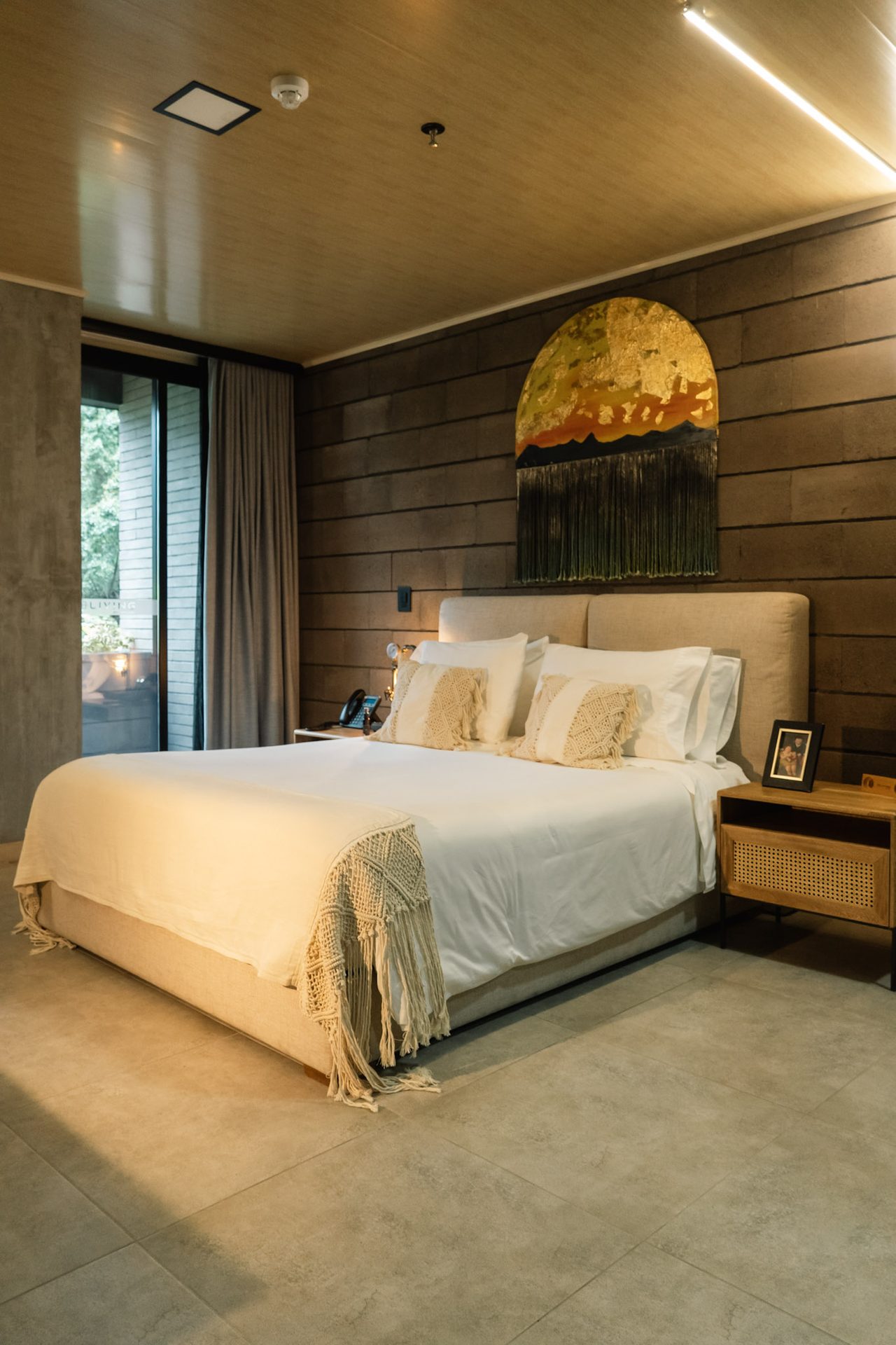 Habitación Luna de noche con balcón iluminado