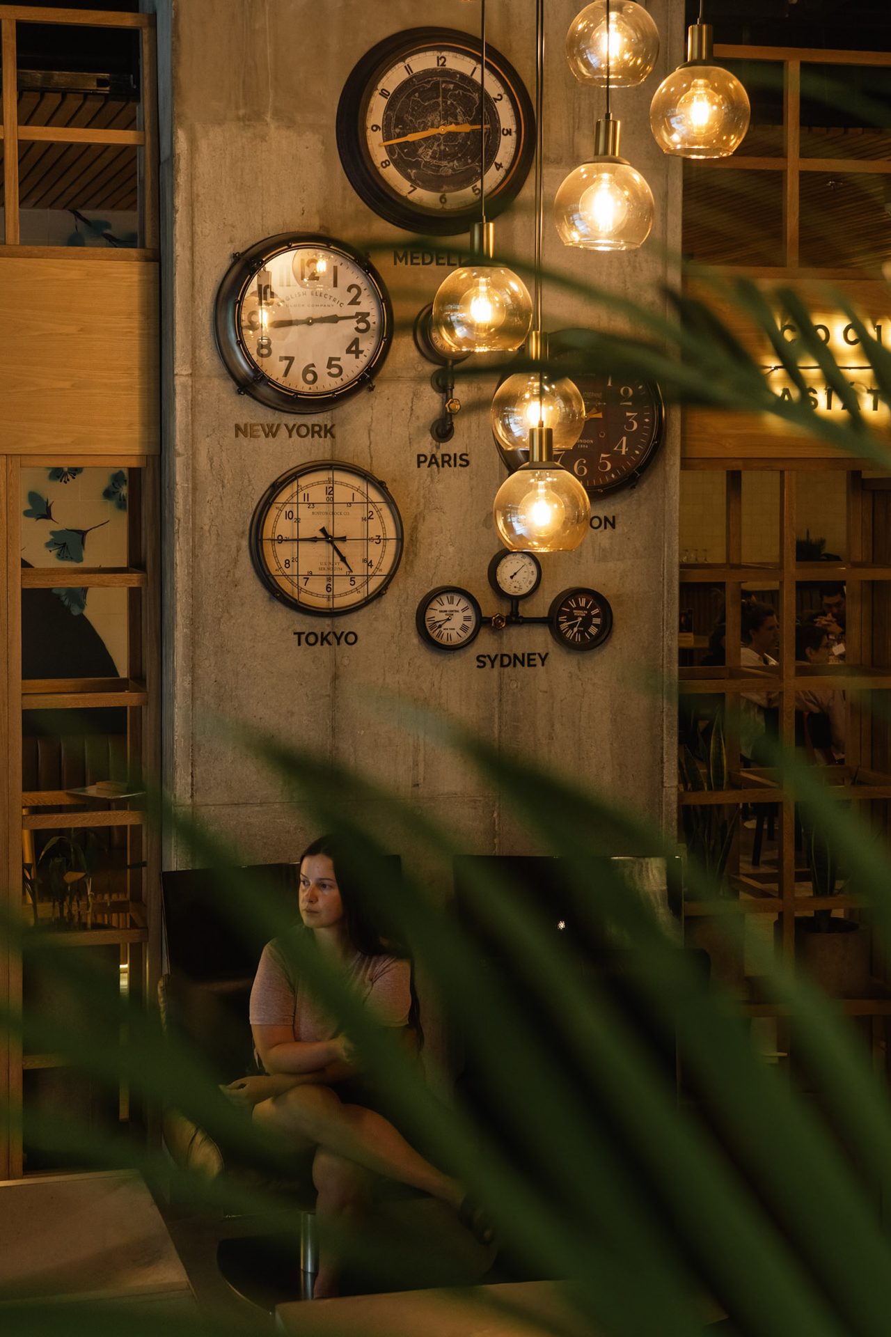 Lobby de Living by Armóniko con relojes del mundo