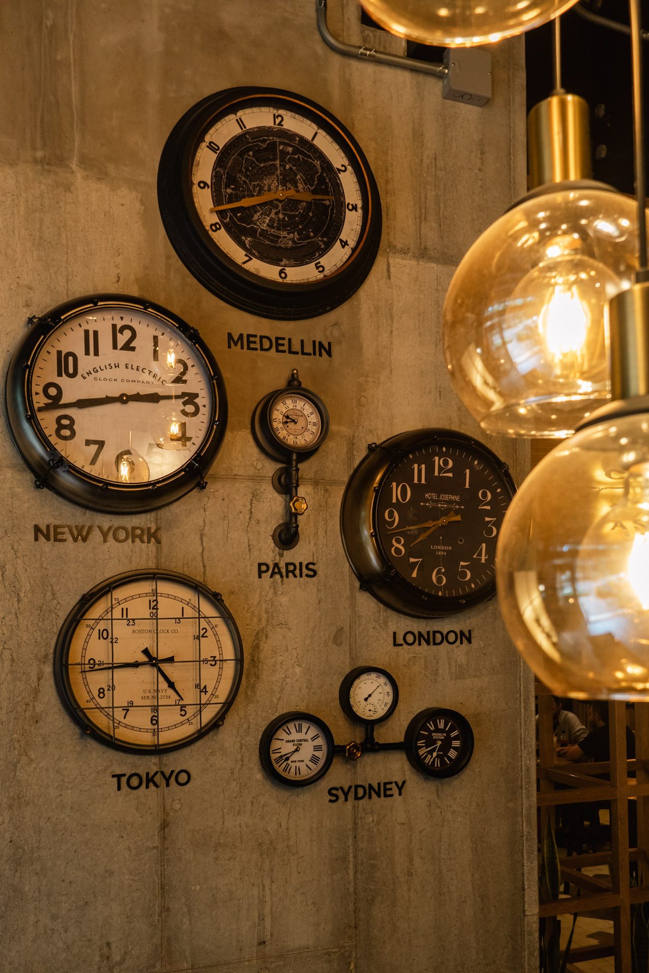 Lobby de Living by Armóniko con relojes del mundo