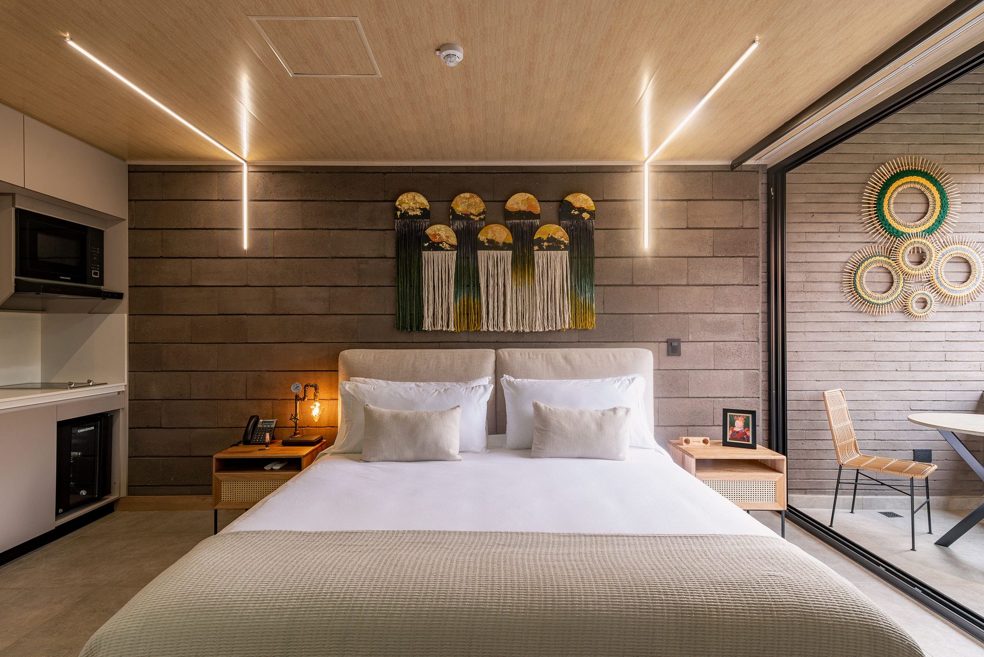 Suite con macramé, cocina y balcón