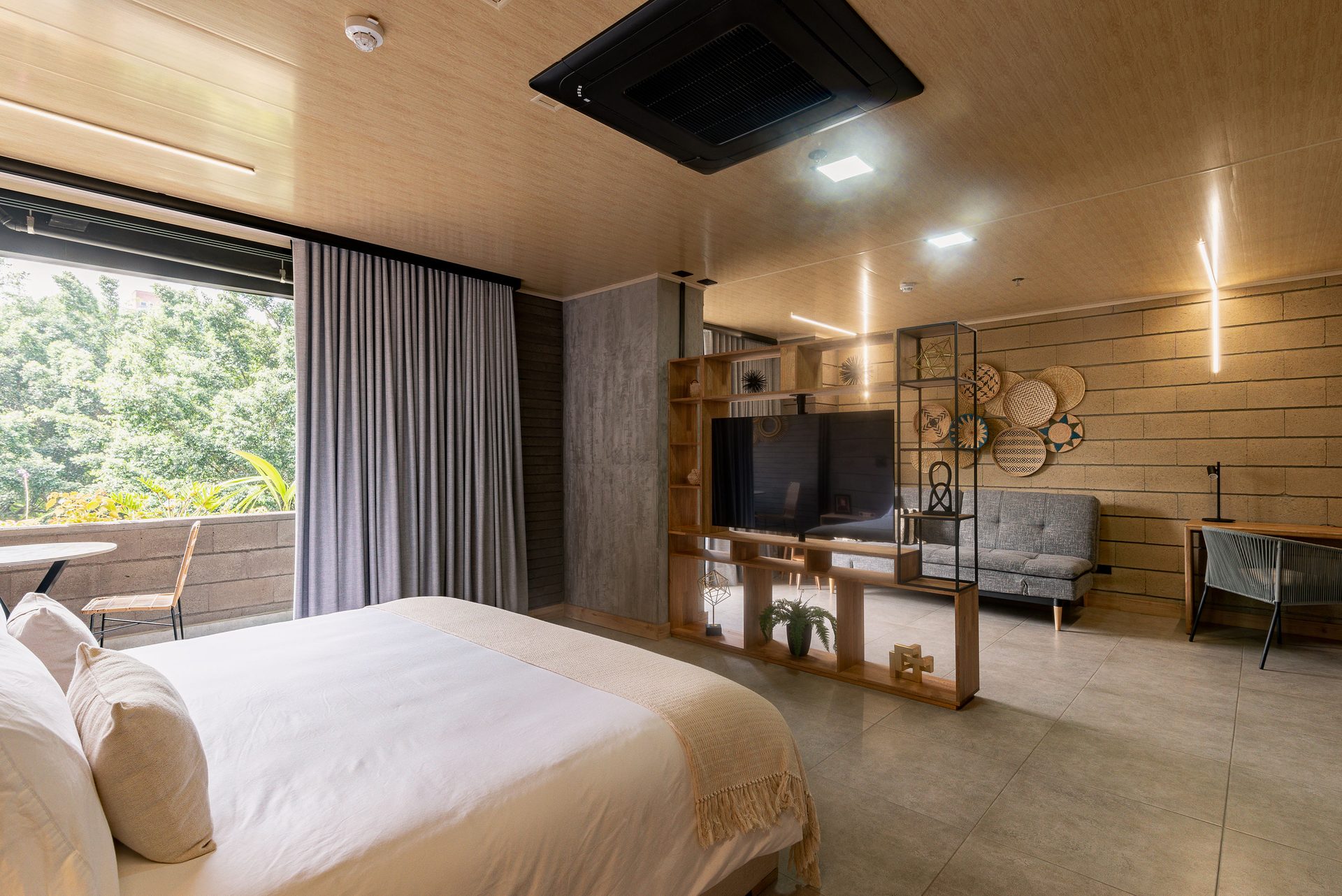 Suite sala con cama, estantería y sofá