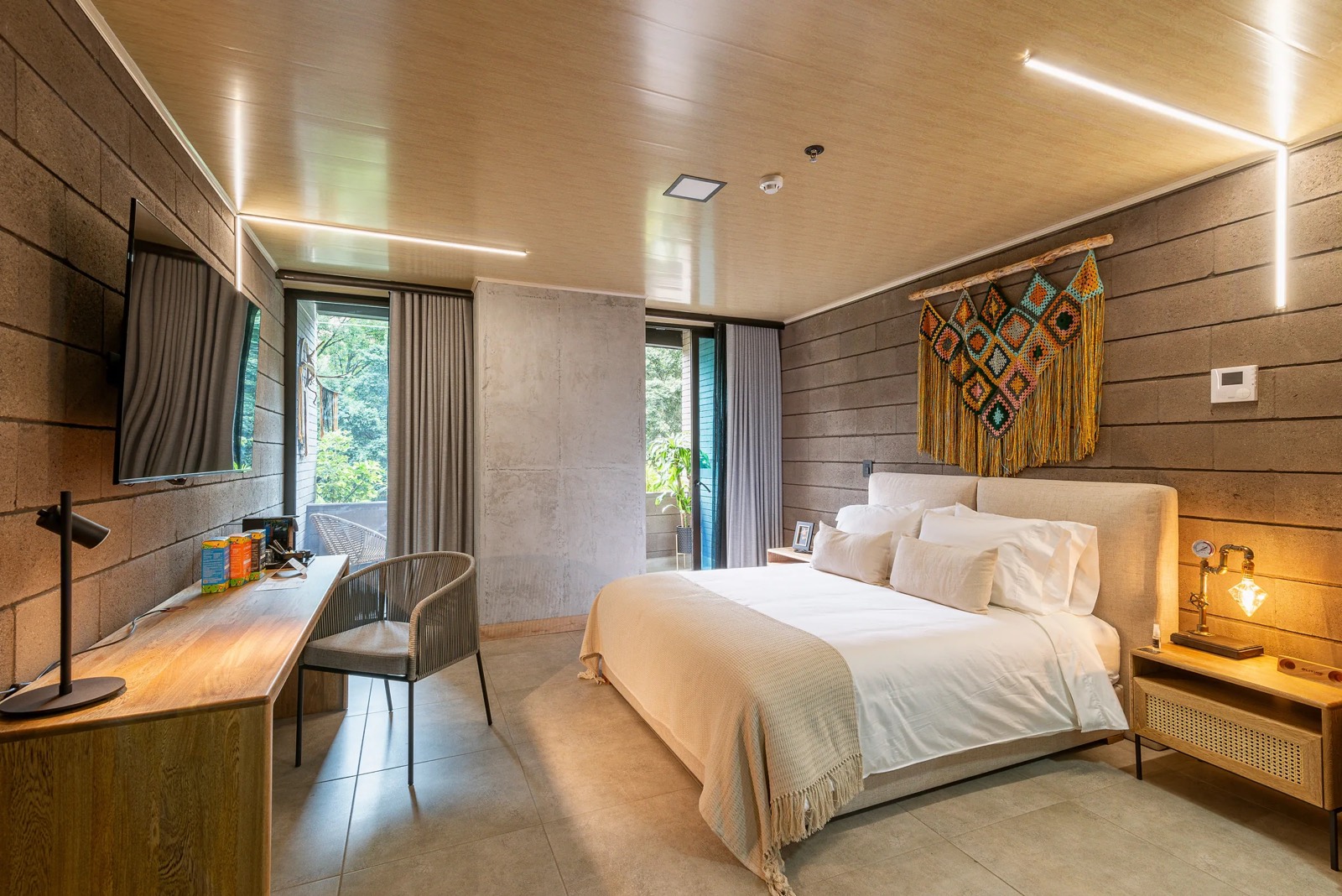 Suite Confort — cama, TV y balcón