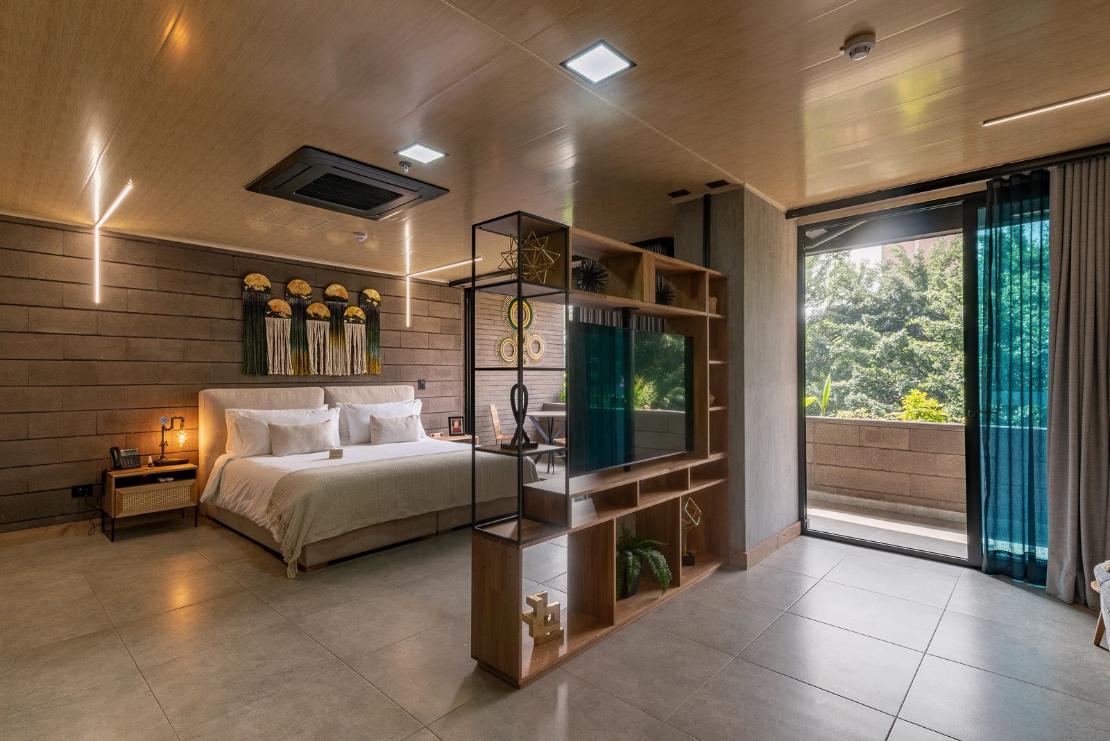 Suite sala con cama, estantería y sofá