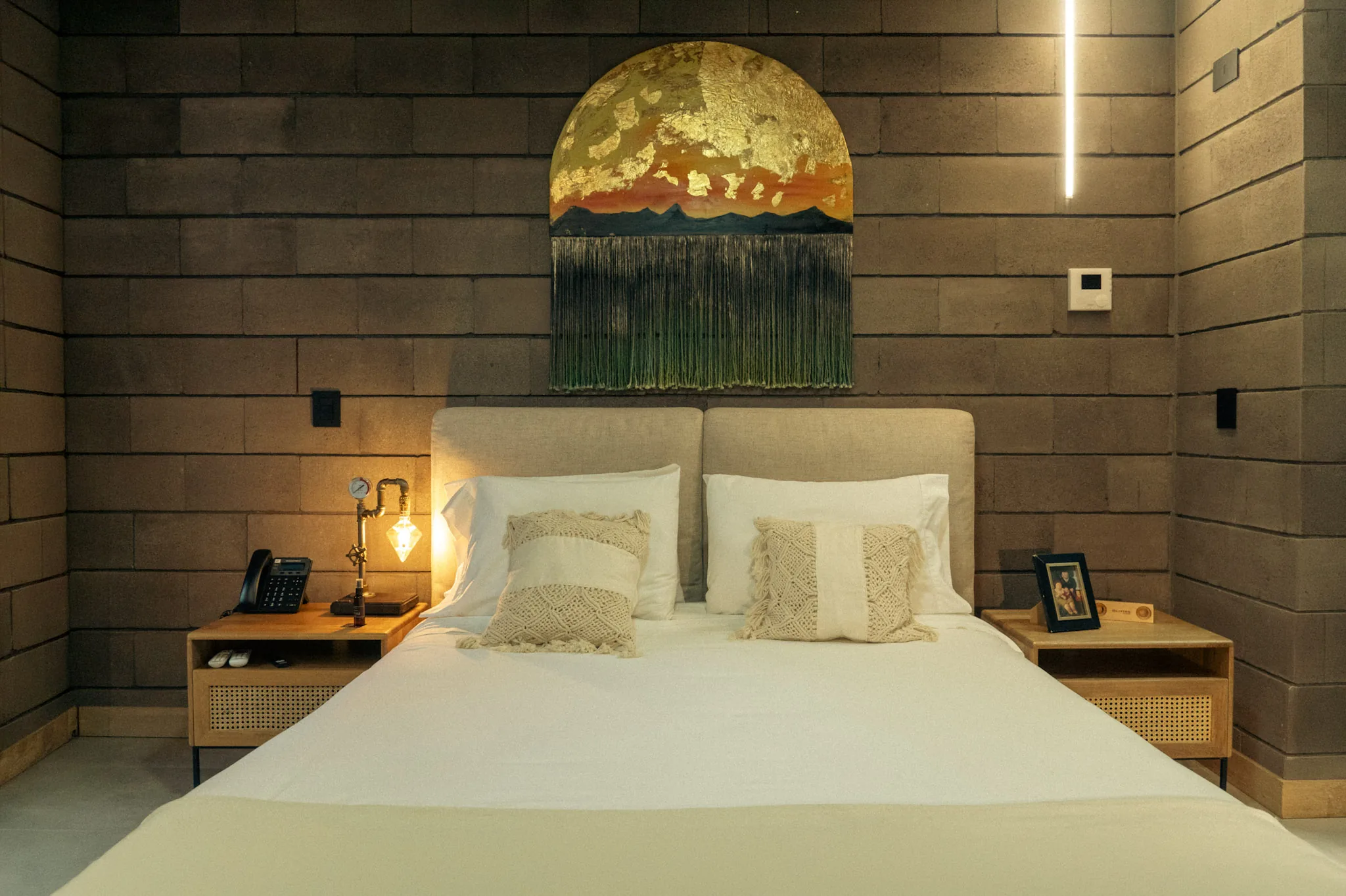 Cama con mesita